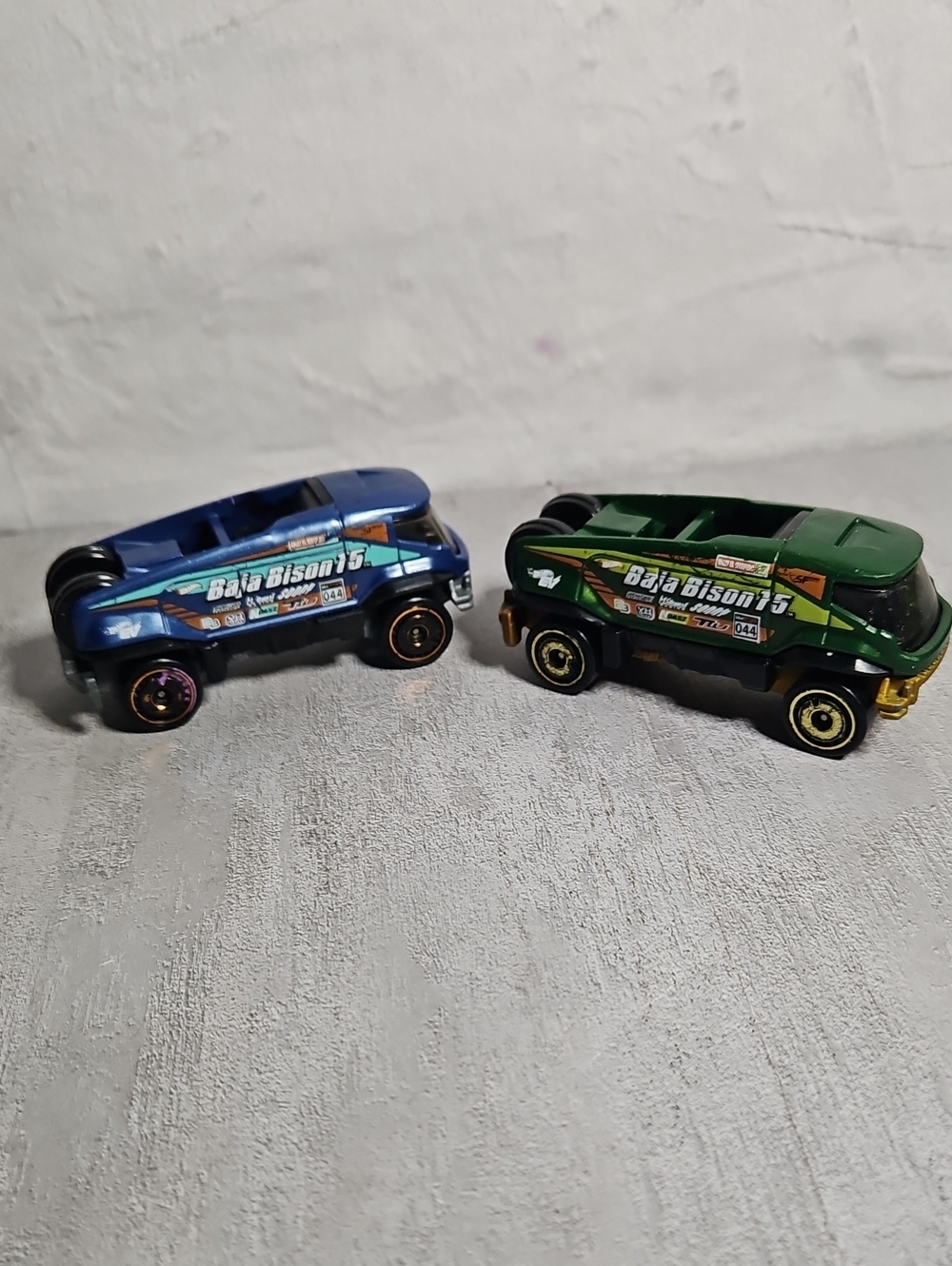 2 Hot Wheels